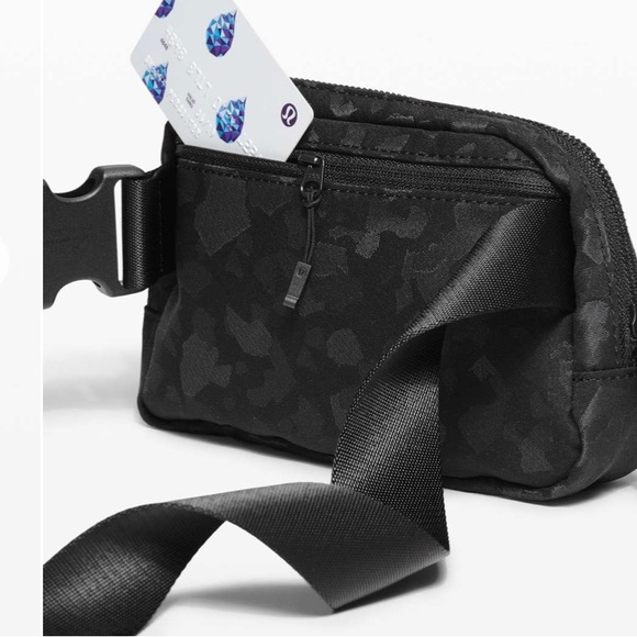 Lululemon Everywhere Belt Bag ECU - Picture 4 of 5